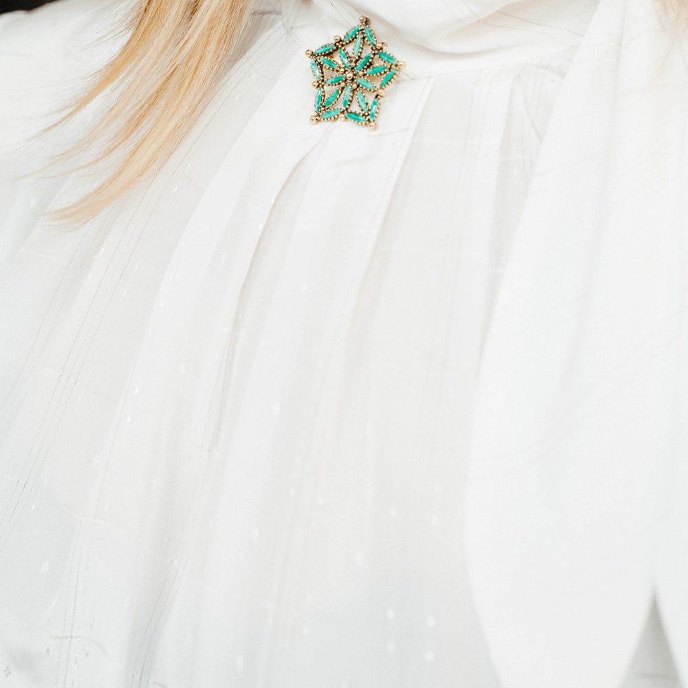 
                      
                        Mode Edit: Green Snowflake brooch with White Blouse
                      
                    