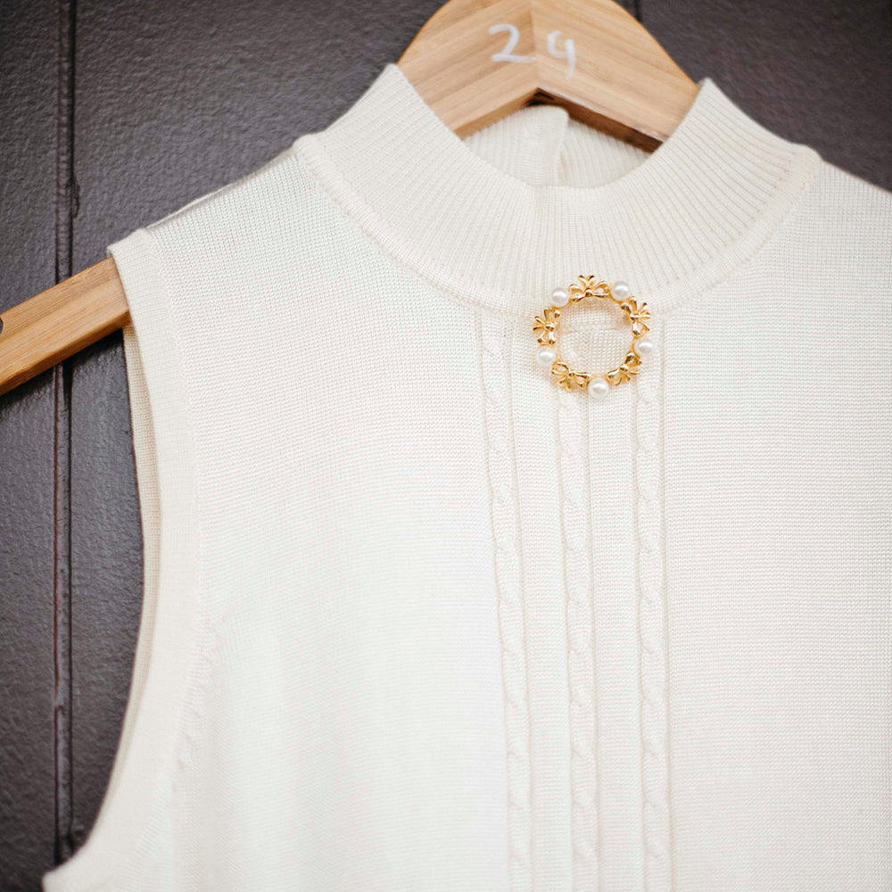 Mode Edit: Gold/Pearl Brooch with Knitted White Top