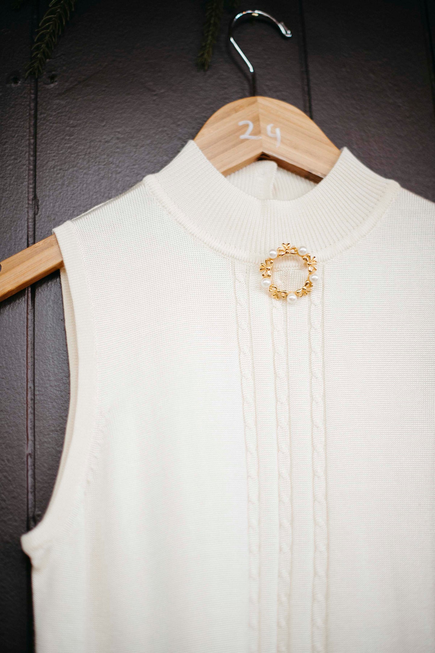 Mode Edit: Gold/Pearl Brooch with Knitted White Top