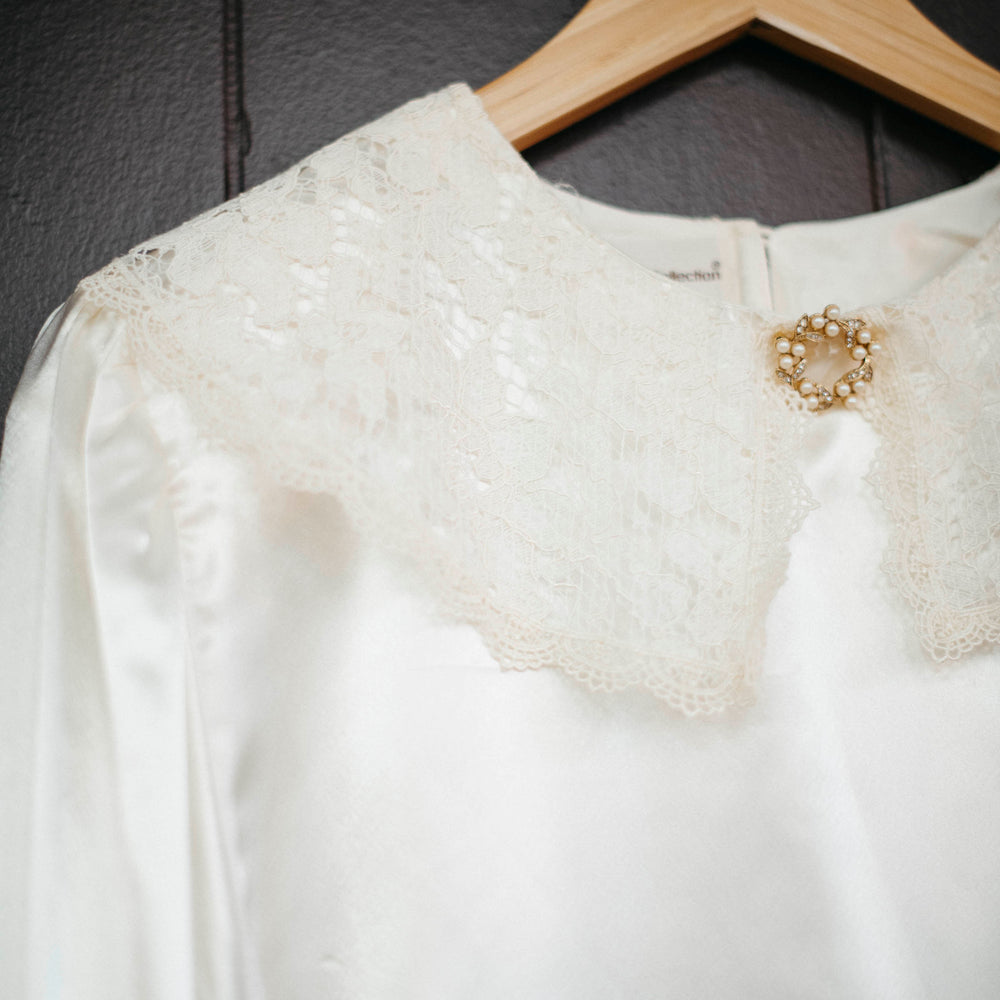 
                      
                        Mode Edit: Vintage White Satin Blouse with Lace Collar and Circle Pearly Brooch
                      
                    