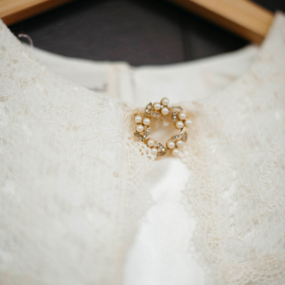 
                      
                        Mode Edit: Vintage White Satin Blouse with Lace Collar and Circle Pearly Brooch
                      
                    