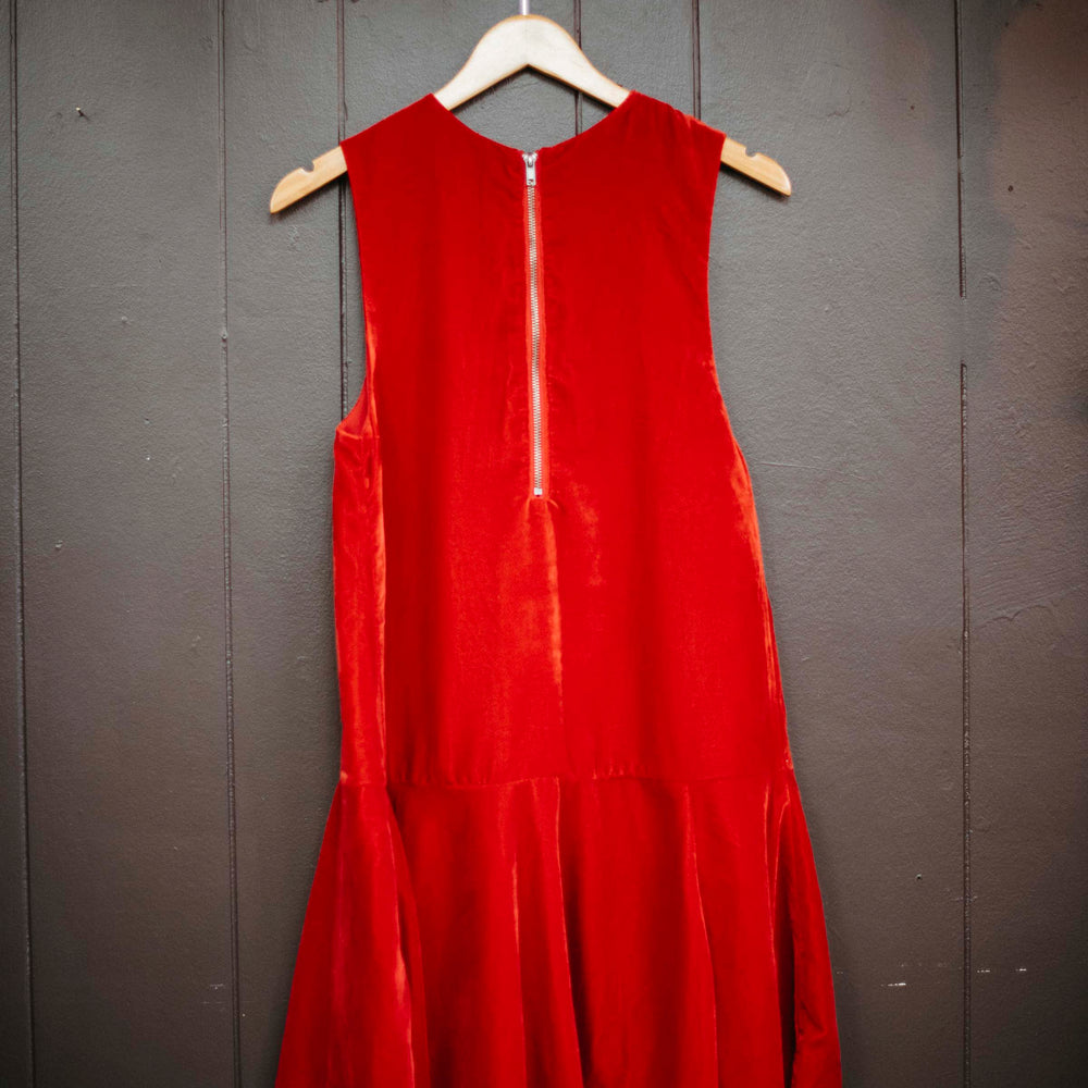 
                      
                        Mode Edit: Vintage Red Velvet Holiday Dress with Brooch
                      
                    