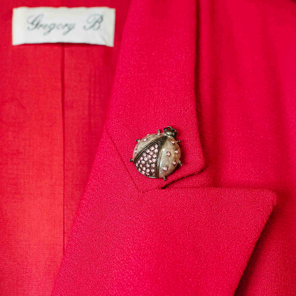 
                      
                        Mode Edit: Fuchsia Blazer with Brooch
                      
                    