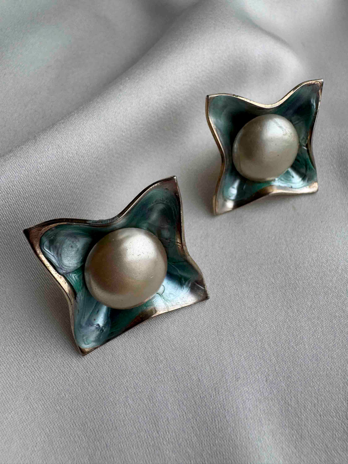 Vintage Enamel & Pearl Earrings – Abstract Floral Design