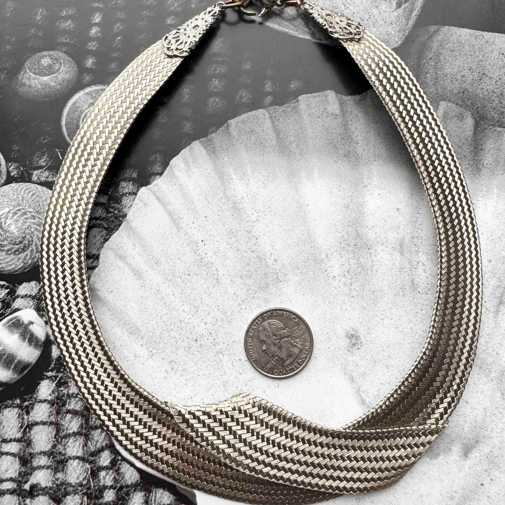 
                      
                        Vintage Woven Silver-Tone Collar Necklace – Statement Elegance
                      
                    