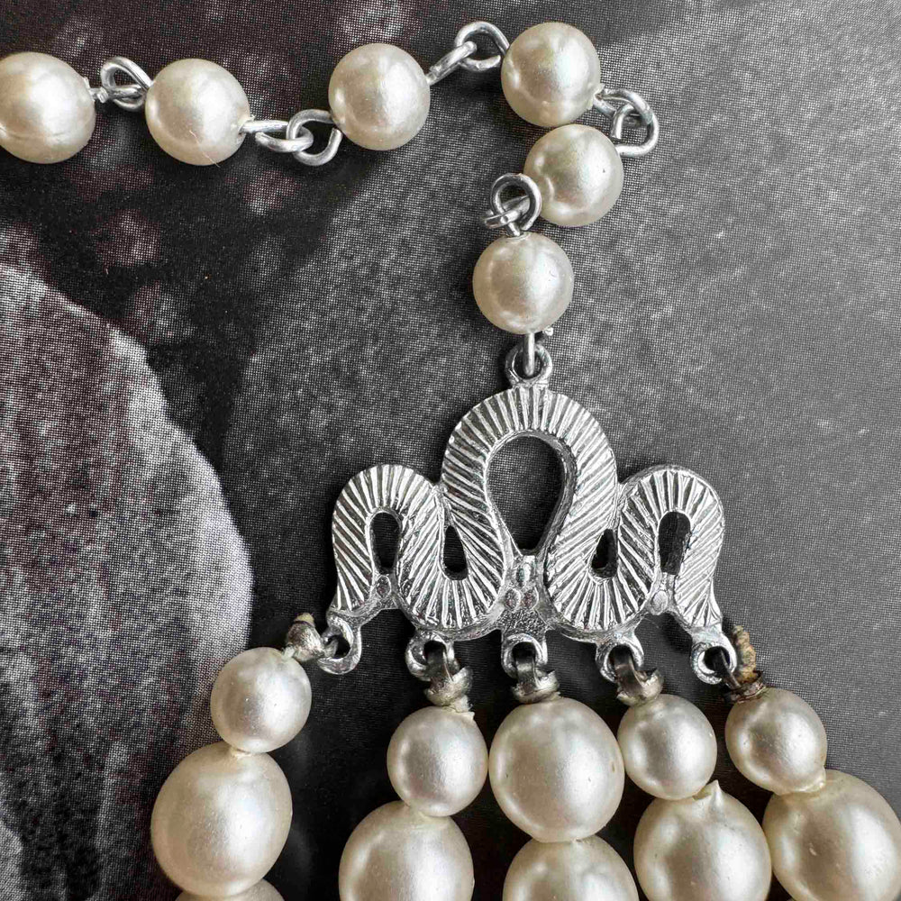 
                      
                        Vintage Multi-Strand Pearl Necklace – Classic Hollywood Glam
                      
                    