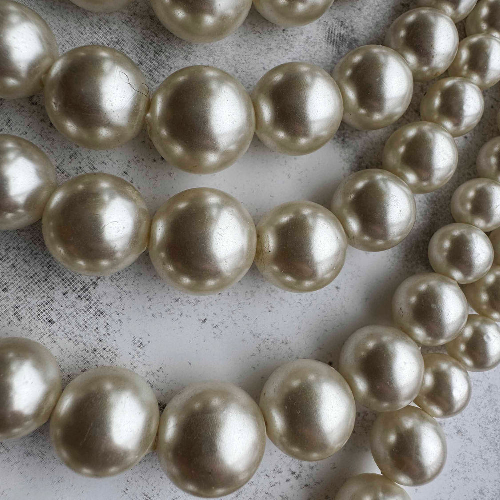 
                      
                        Vintage Multi-Strand Pearl Necklace – Classic Hollywood Glam
                      
                    